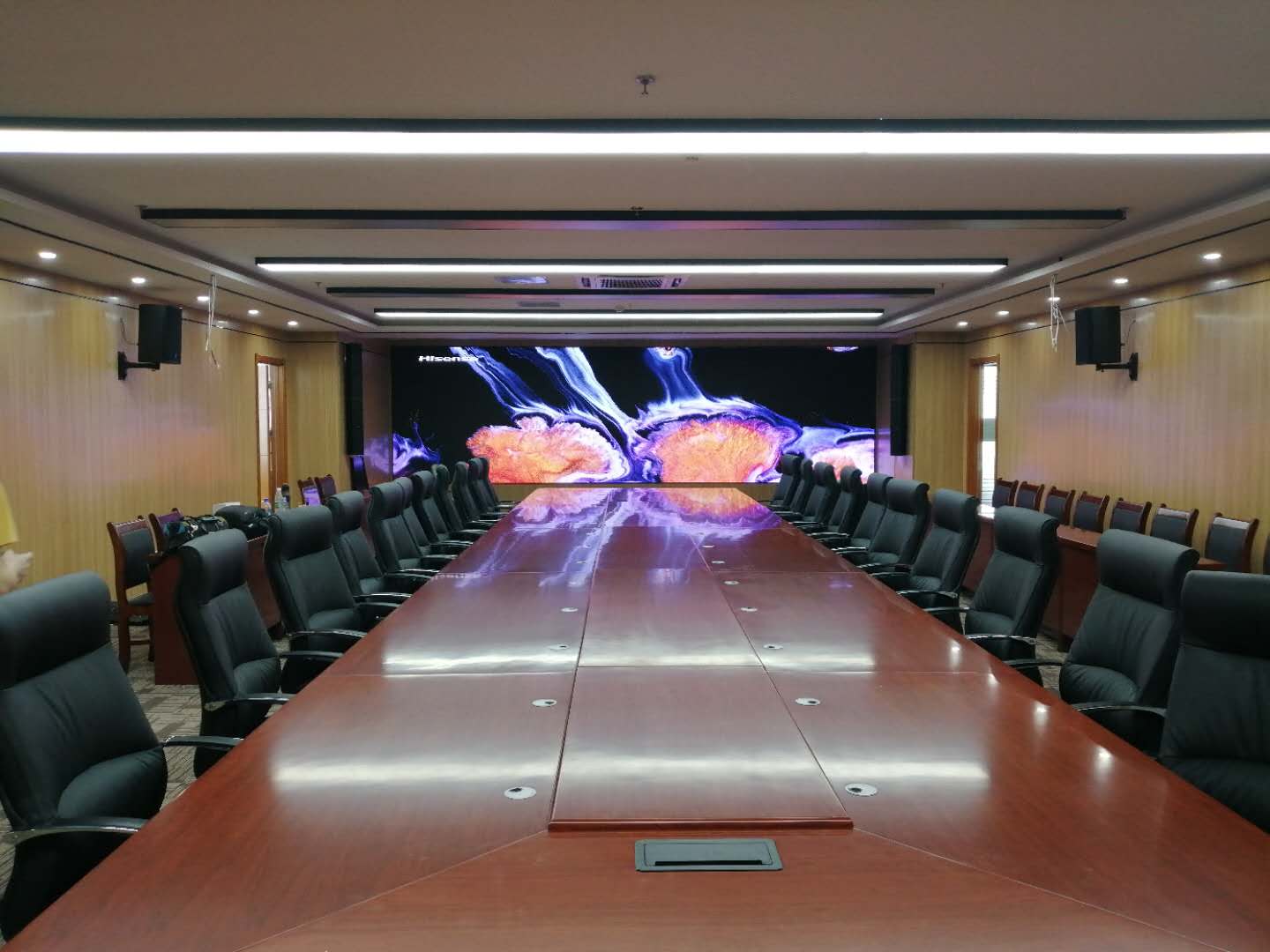 濰坊某事業(yè)單位音、視頻會(huì)議集成項(xiàng)目完工，會(huì)議辦公、音響系統(tǒng)、1.2小間距顯示系統(tǒng)完美融合